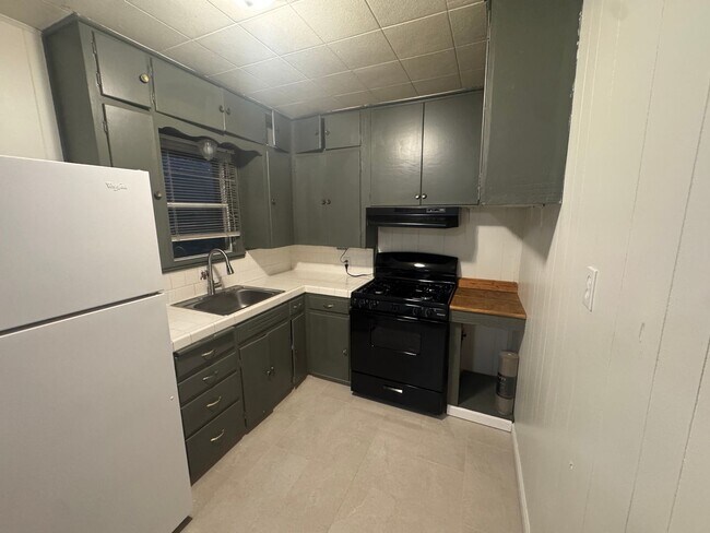 Building Photo - CUTE!!! 2 Bedroom 1 Bath Cute Home with Beautiful Landscaping and Garage