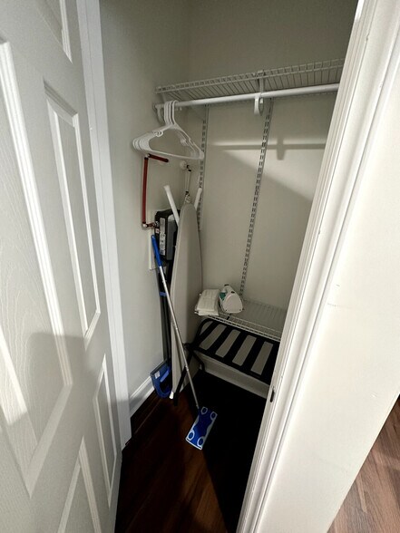 Building Photo - 221A Crest Ln