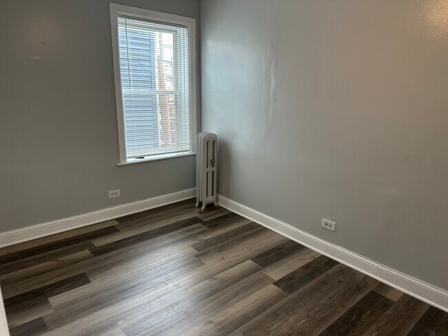 Building Photo - 4054 W Dickens Ave