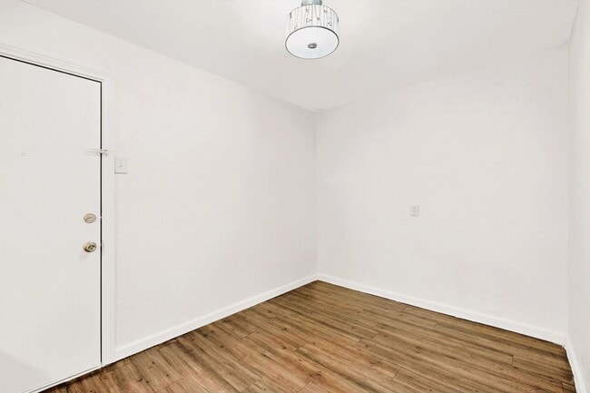 Building Photo - Beautifully Updated 3-Bed, 2-Bath Home in Quiet Greenville Neighborhood