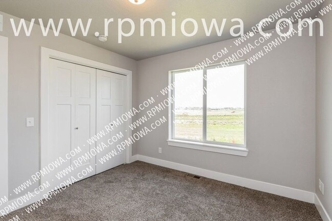 Building Photo - RENT SPECIAL for $1,000 off!! 3 Bedroom, 2...