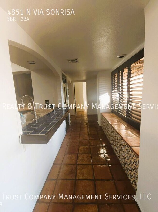 Building Photo - 4851 Vía Sonrisa