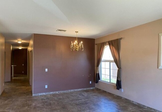 Building Photo - 3 Bedroom, 2 Bath Home Available 09/06/25!