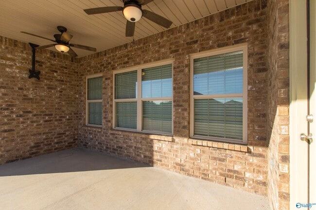 Building Photo - 2121 S Meadows Dr