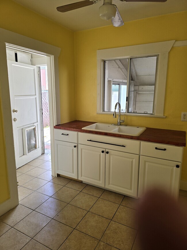 Building Photo - 1273 N Berendo St