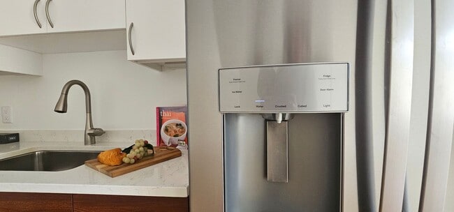 Building Photo - Chestnut Hill Luxury 1-Bed 1-Bath Apartment