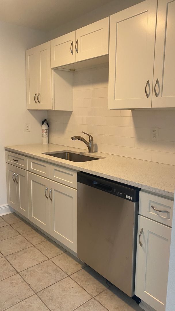 Building Photo - Fully Remodeled 2/2 Villa, Stainless, Granite Fully Tiled! WIFI Included!