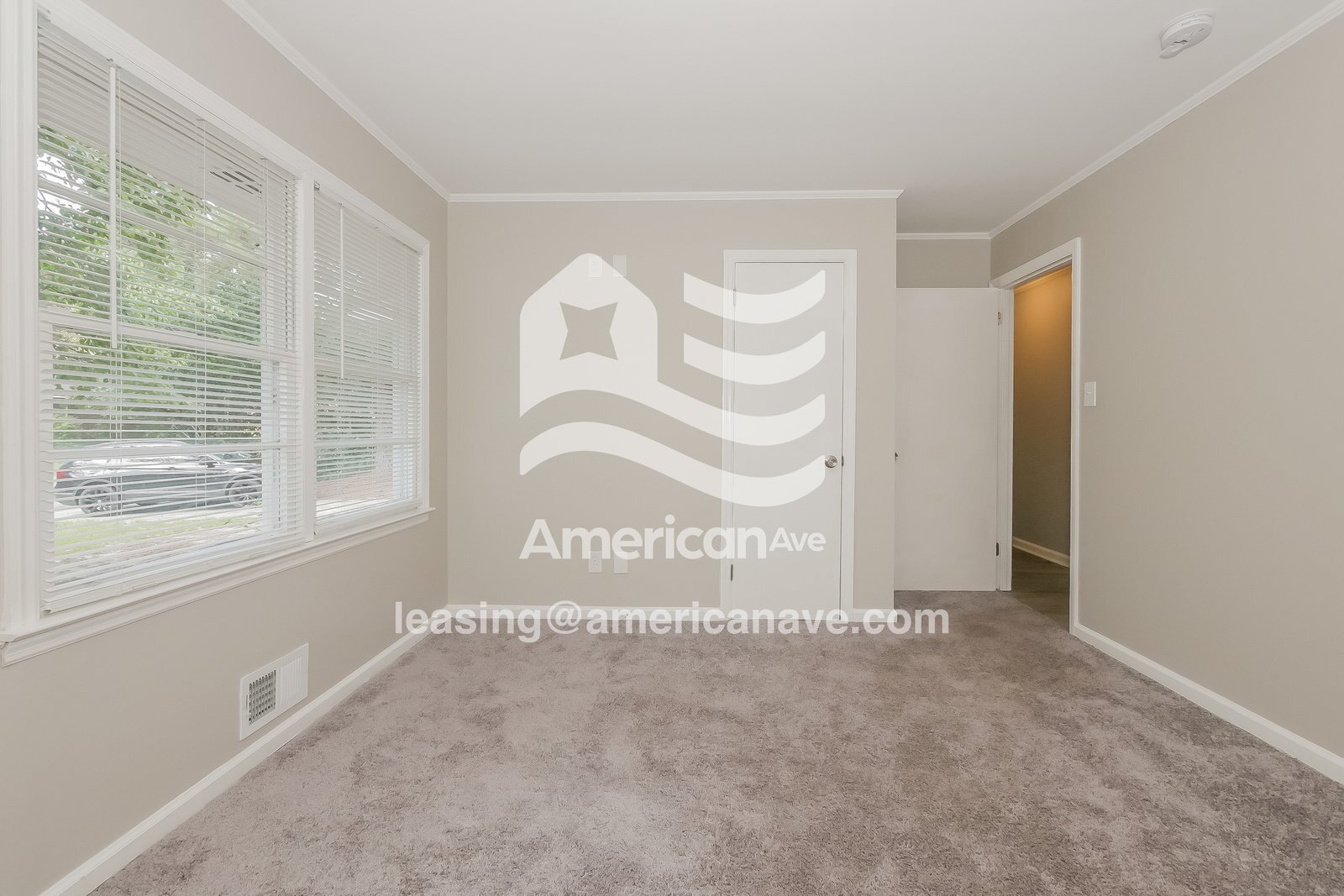 Building Photo - 3215 Commodore Dr