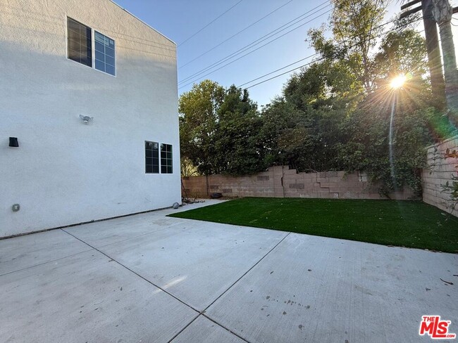 Building Photo - 10605 Owensmouth Ave