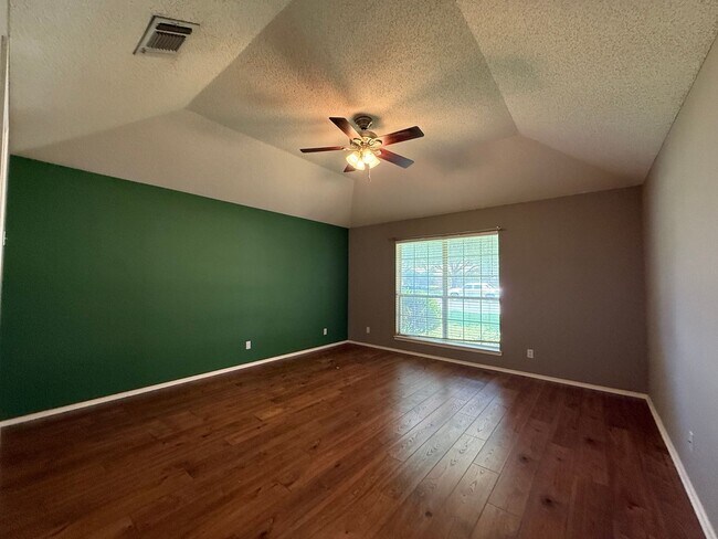 Building Photo - Gorgeous 3 bed/2bath home in Twin Oaks AVAILABLE NOW!