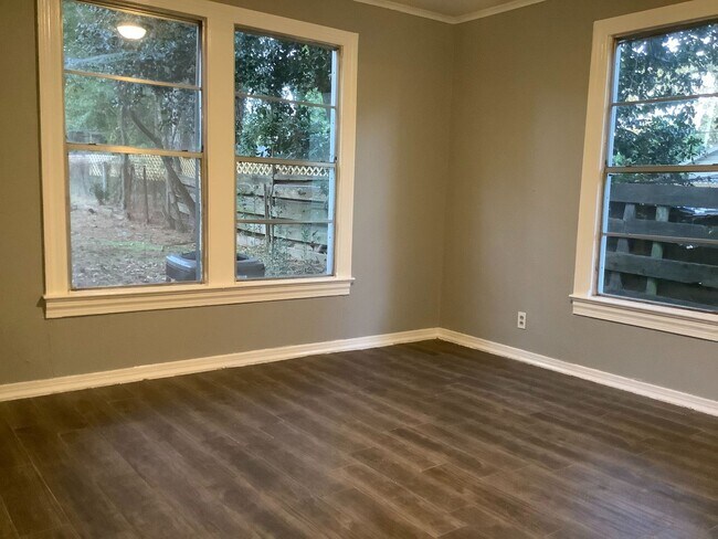 Building Photo - 2 Bedroom 1 Bath available for Rent