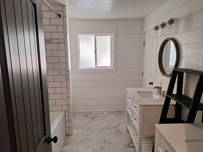 Building Photo - 2437 N Curtis Rd