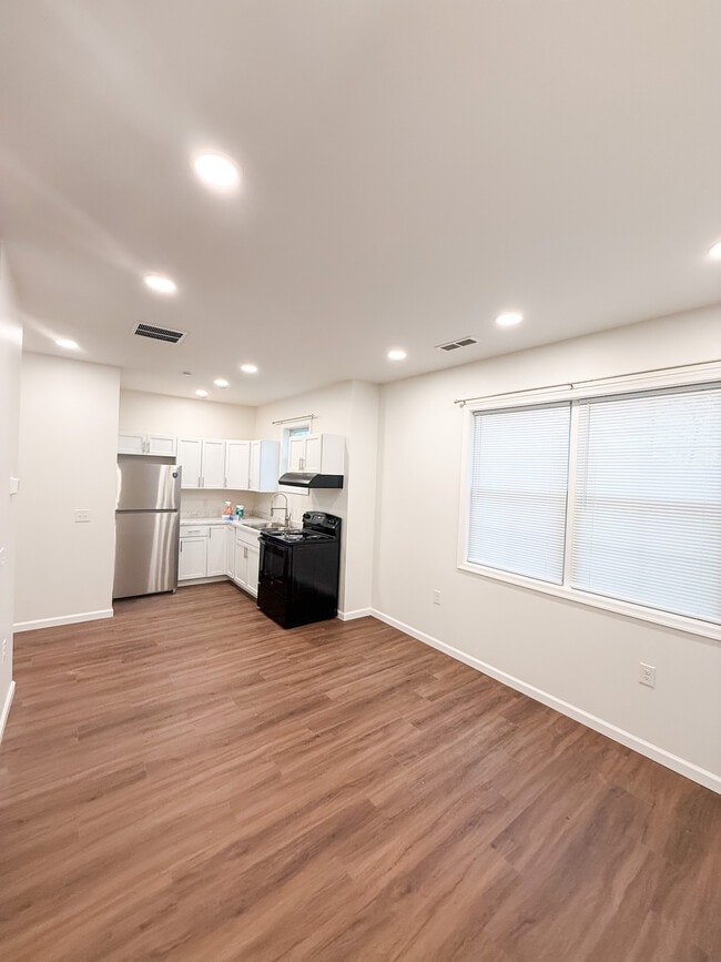 Building Photo - Daly Gardens #43