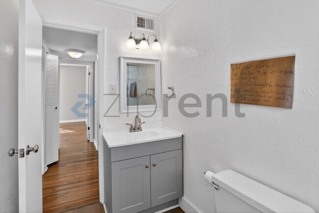 Building Photo - 463 Medlock Rd