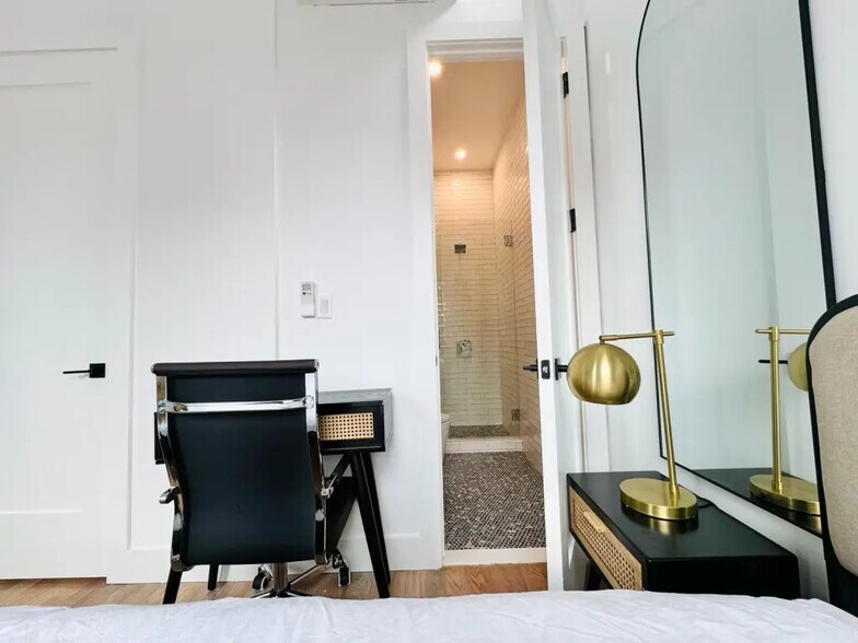 Building Photo - Furnished room/NOT APARTMENT