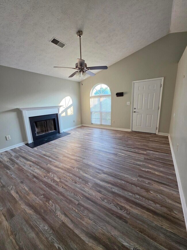 Building Photo - 2592 Woodhill Dr