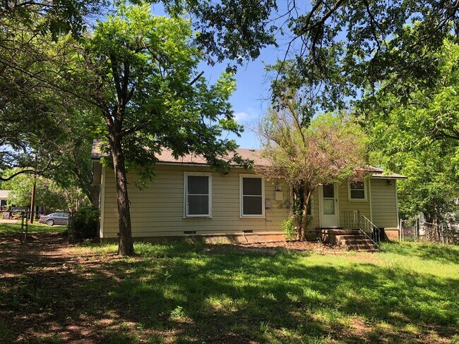 Building Photo - Waco Home!