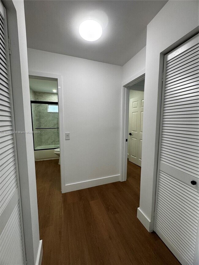 Building Photo - 1460 SW 24th Ct