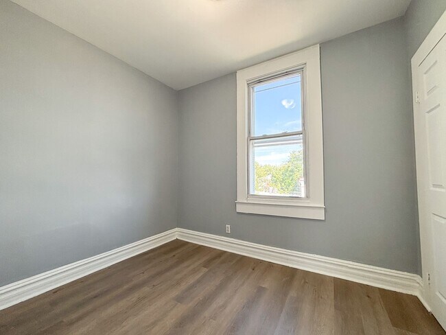 Building Photo - 478 S 15th St