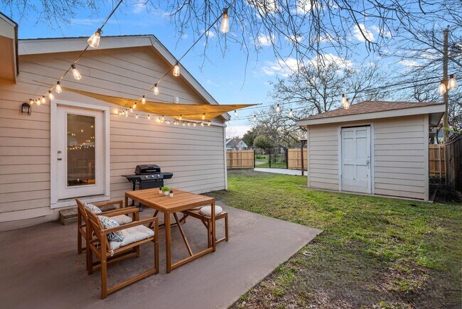 Building Photo - Fully Furnished, Fully Updated, Fully Fort Worth!