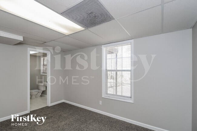 Building Photo - 142 N Springs Dr