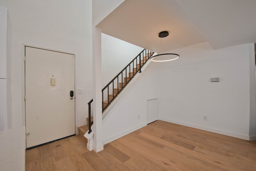 Building Photo - 5540 Owensmouth Ave