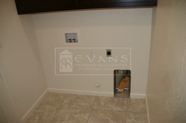 Building Photo - Beautiful Home for rent in Visalia, Ca