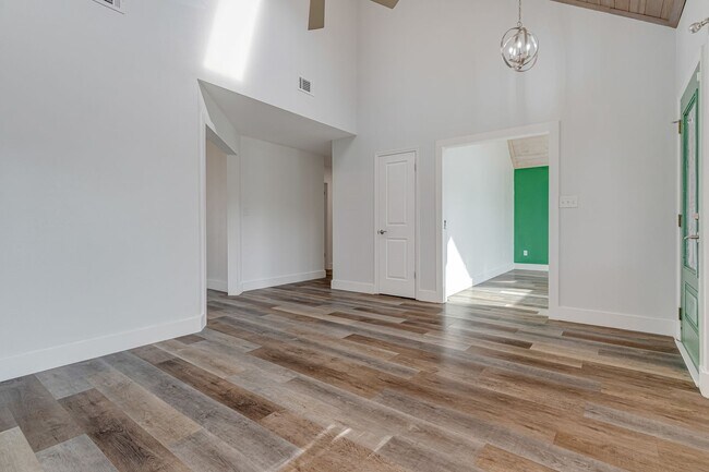 Building Photo - Beautifully Updated Home in Navarre!