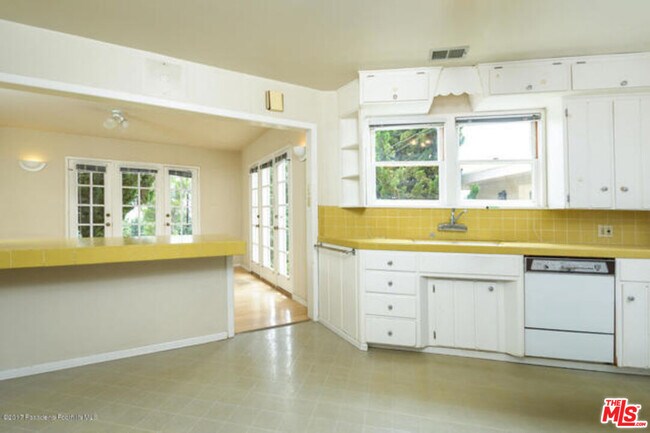 Building Photo - 5249 Escalante Dr