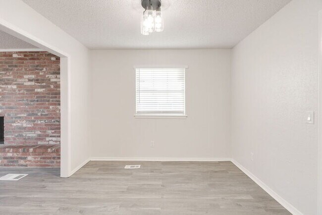 Building Photo - 11715 N Francis Ave