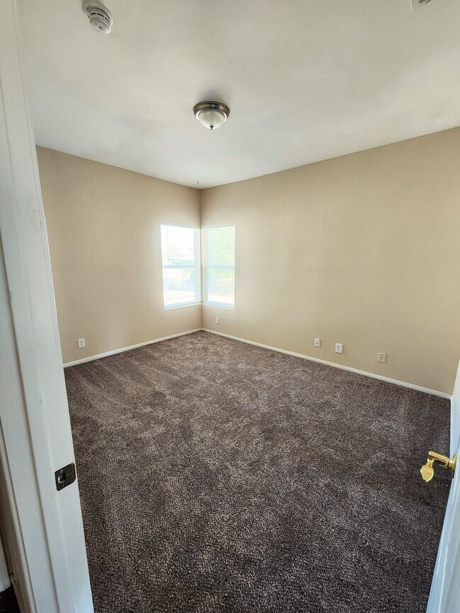 Building Photo - Welcome Home to this beautiful 3 Bed 2 Bath Home