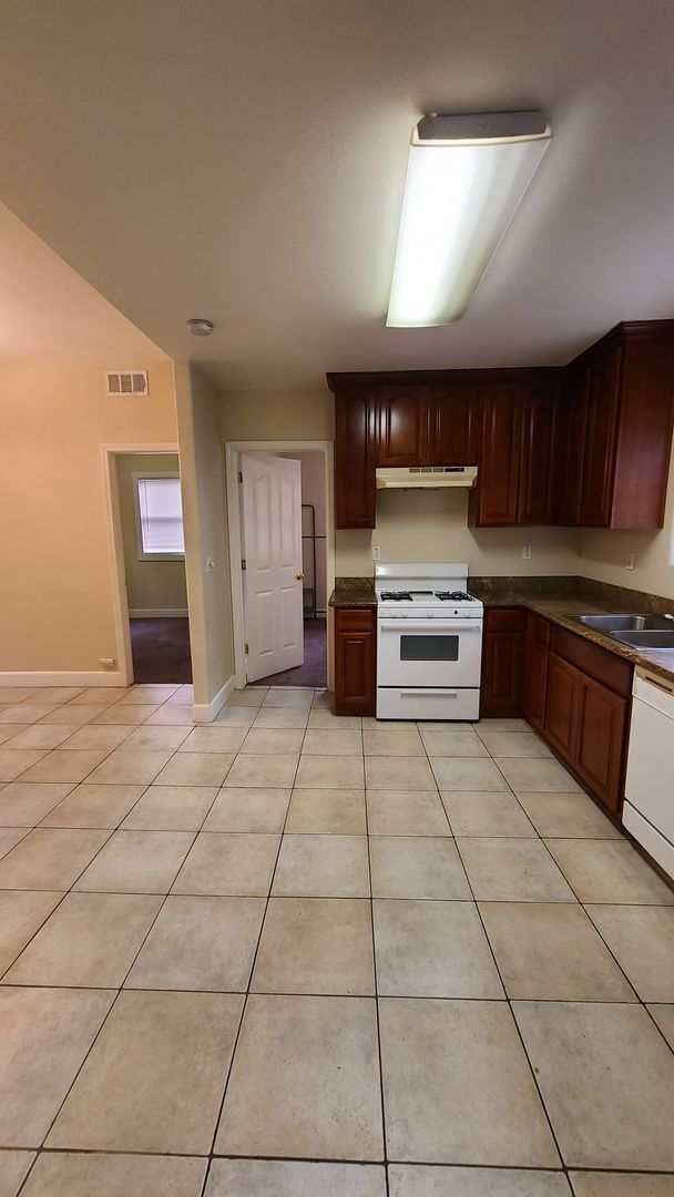Building Photo - GREAT DOWNTOWN LOCATION!! GATED PARKING!