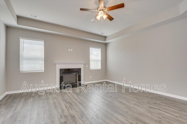 Building Photo - 560 Post Oak Ln