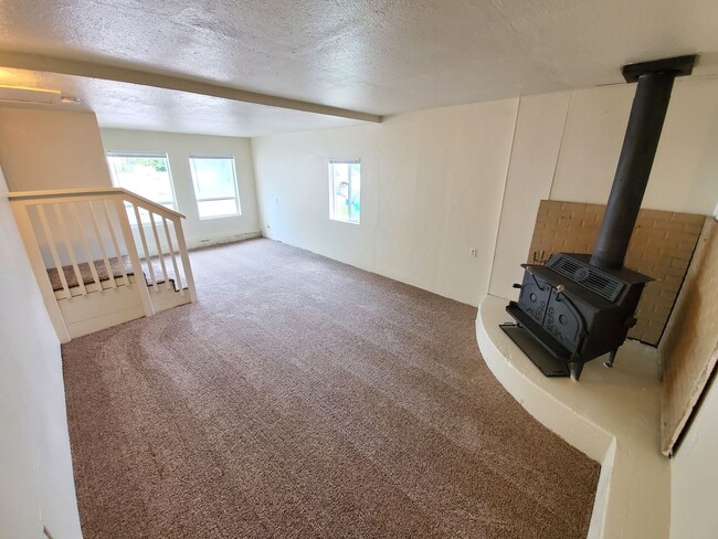 Building Photo - 3 Bed 2 Bath Home w/ storage shed