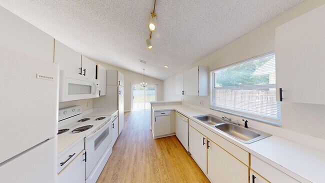 Building Photo - 3Bed/ 2Bath Home Available Now In Southcha...