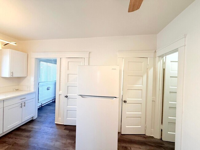 Building Photo - 1908-1910.5-19105 Daly St