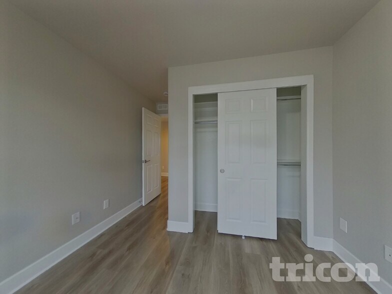 Building Photo - 9805 W Hinsdale Pl