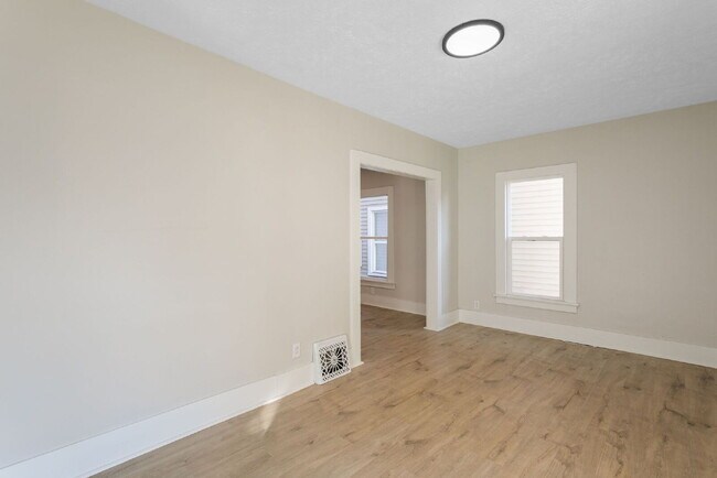 Building Photo - 232 E Grove St