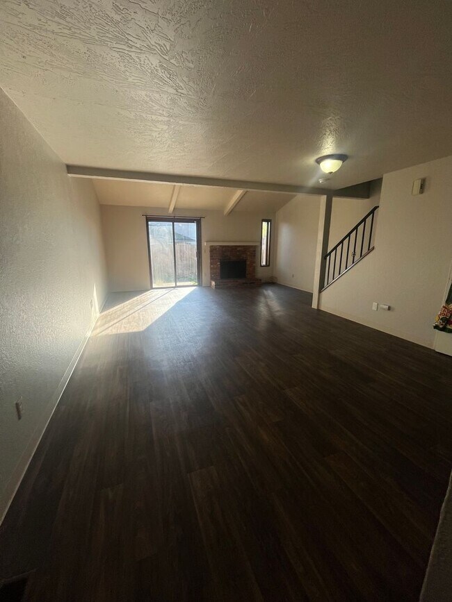 Building Photo - 2-Bedroom 1 1/2-bathroom Townhouse Style Apartment