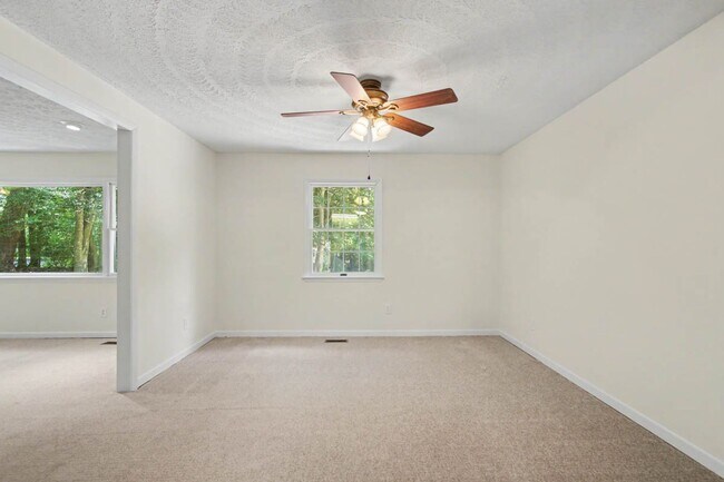 Building Photo - 151 Country Club Dr