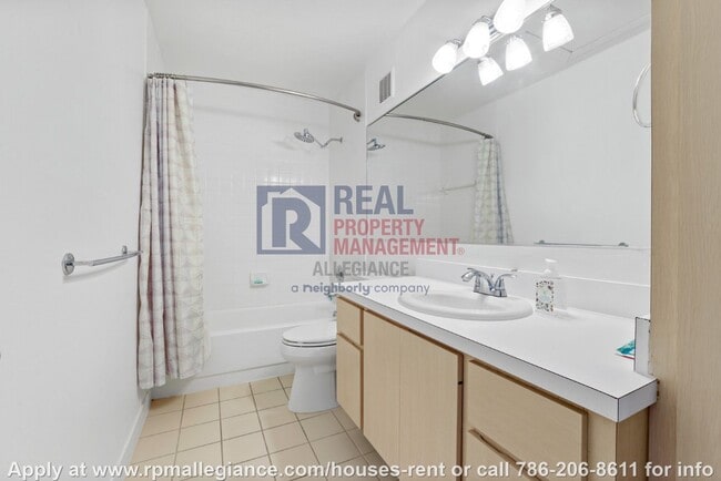 Building Photo - Stylish 2-Bedroom Townhome in Gated Boynto...