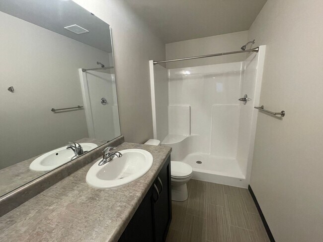 Building Photo - Spacious 4 Bed, 3 Bath Home in West Fargo