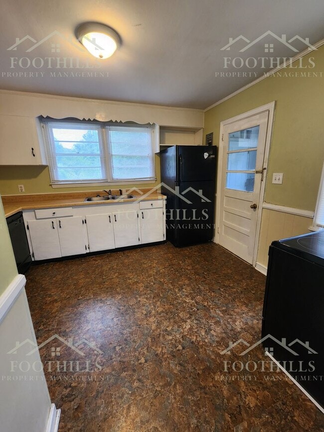 Building Photo - Spacious 3-Bedroom Near Anderson Universit...