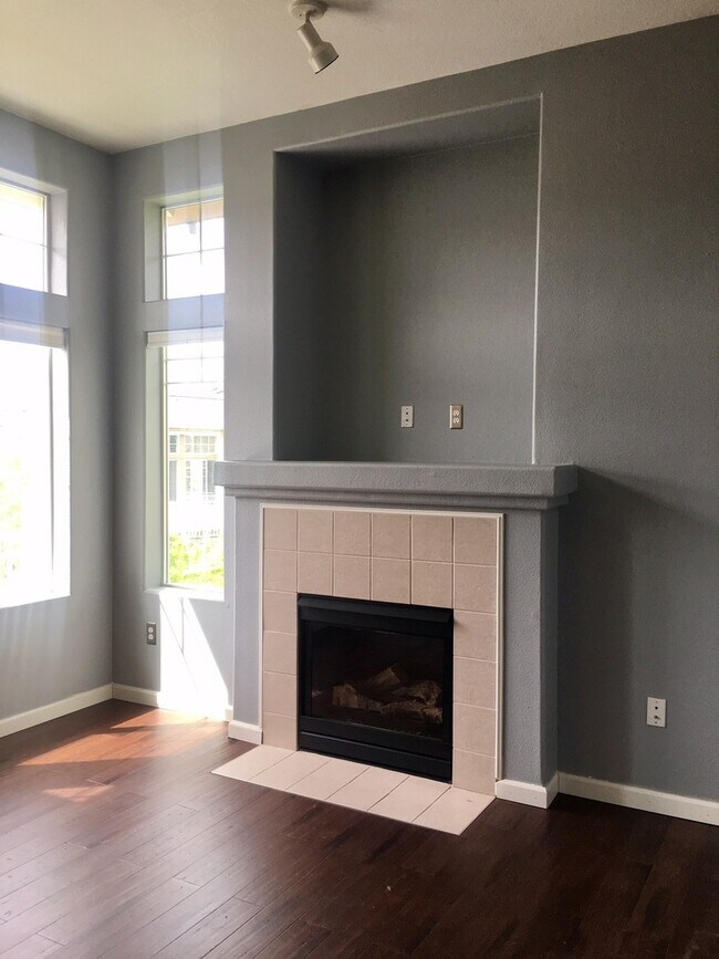 Building Photo - Gorgeous 2BD Condo in Desirable Progress Ridge Location!  High End Finishes, Great View!