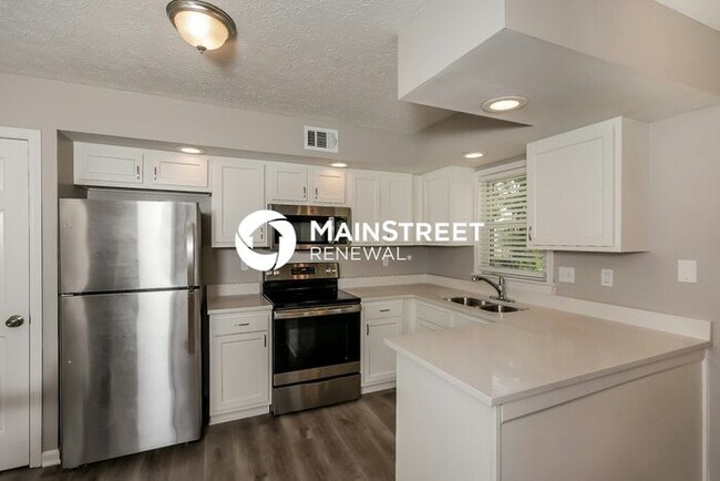 Building Photo - 4 Bedroom Pet-Friendly Home in Louisville, KY with Main Street Renewal