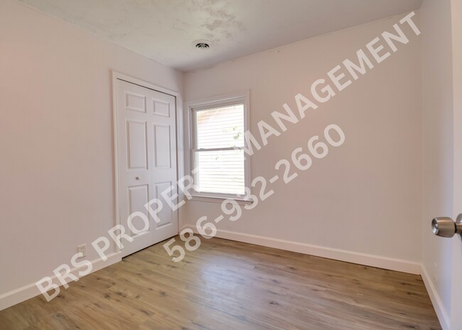 Building Photo - Remodeled Duplex 2 bedroom in Clinton Twp.