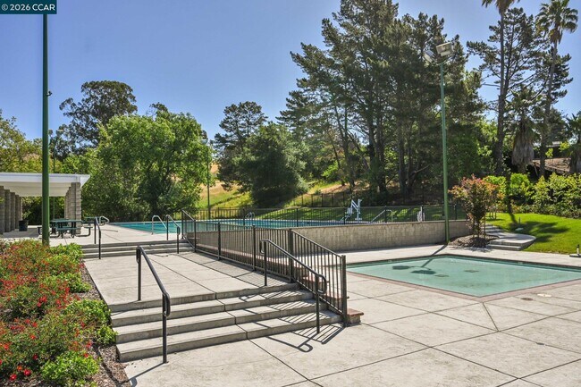 Building Photo - 340 Borica Dr