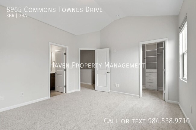 Building Photo - 8965 Commons Townes Dr