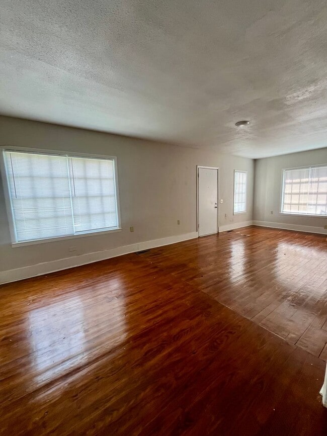 Building Photo - 2 Bed/1 Bath House