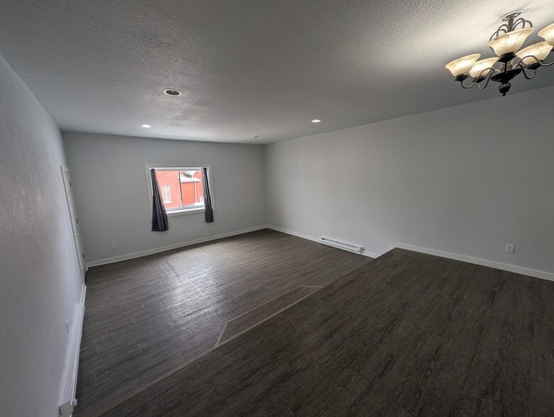 Building Photo - 102 S Main St